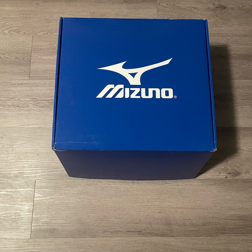EUC Mizuno Royal Blue “Extra Large” Shoe Box